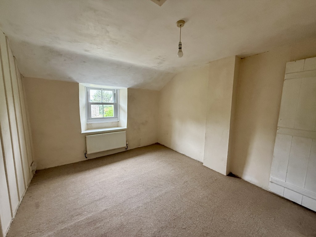 Lot: 182 - SEMI-DETACHED COTTAGE FOR UPDATING - Bedroom one